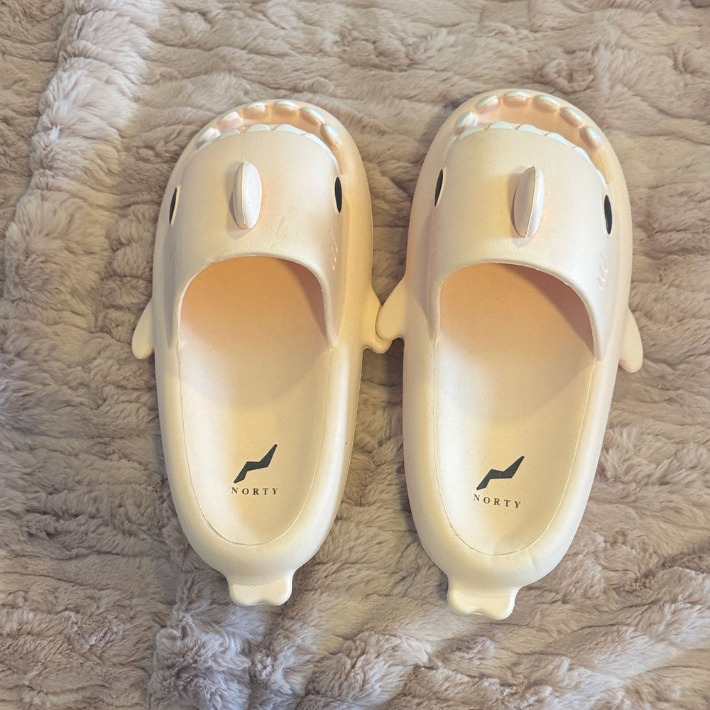 NOR Kids Shark Slippers - Light Tan